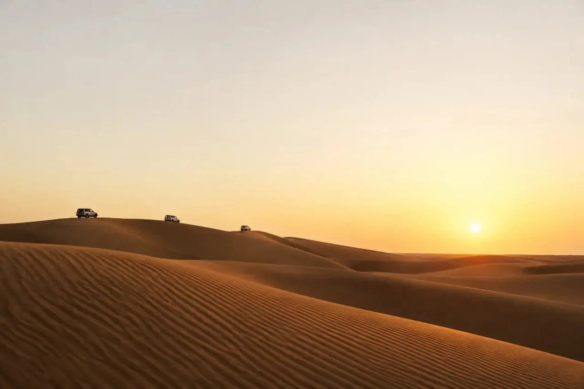 Activité Dubai dans le désert avec dunes et coucher du soleil
