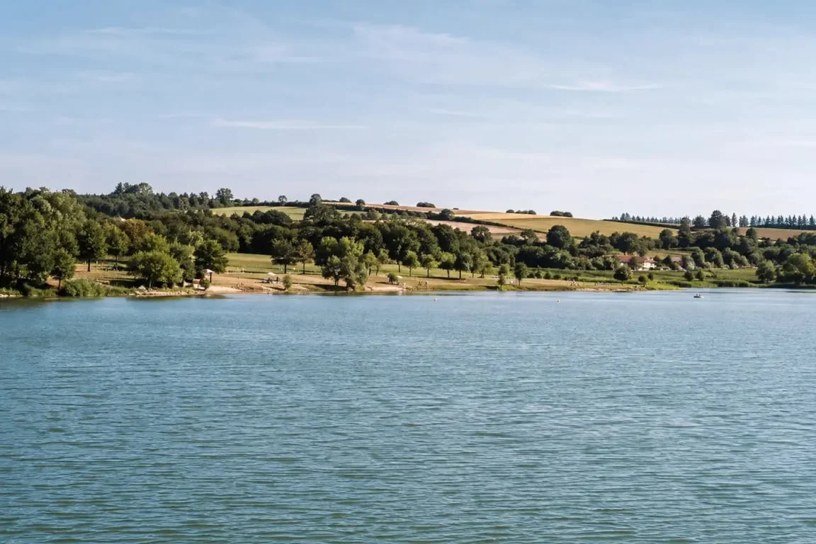 Lac de la Thésauque entre Nailloux et Montgeard avec sa plage et ses berges verdoyantes