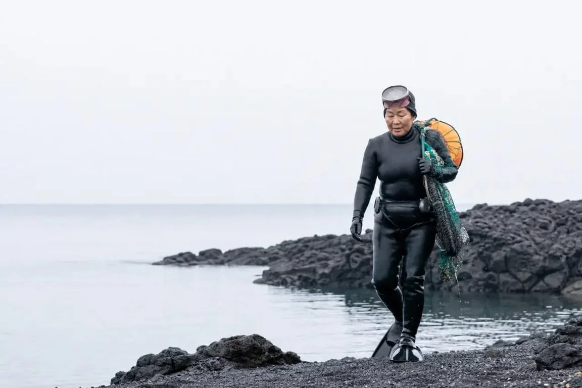 Haenyo plongeuse sur le littoral de Jeju