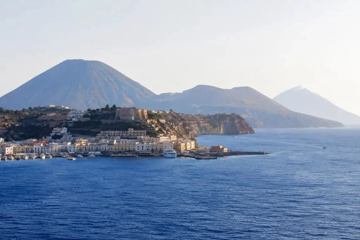 Île Éolienne et archipel volcanique au large de la Sicile